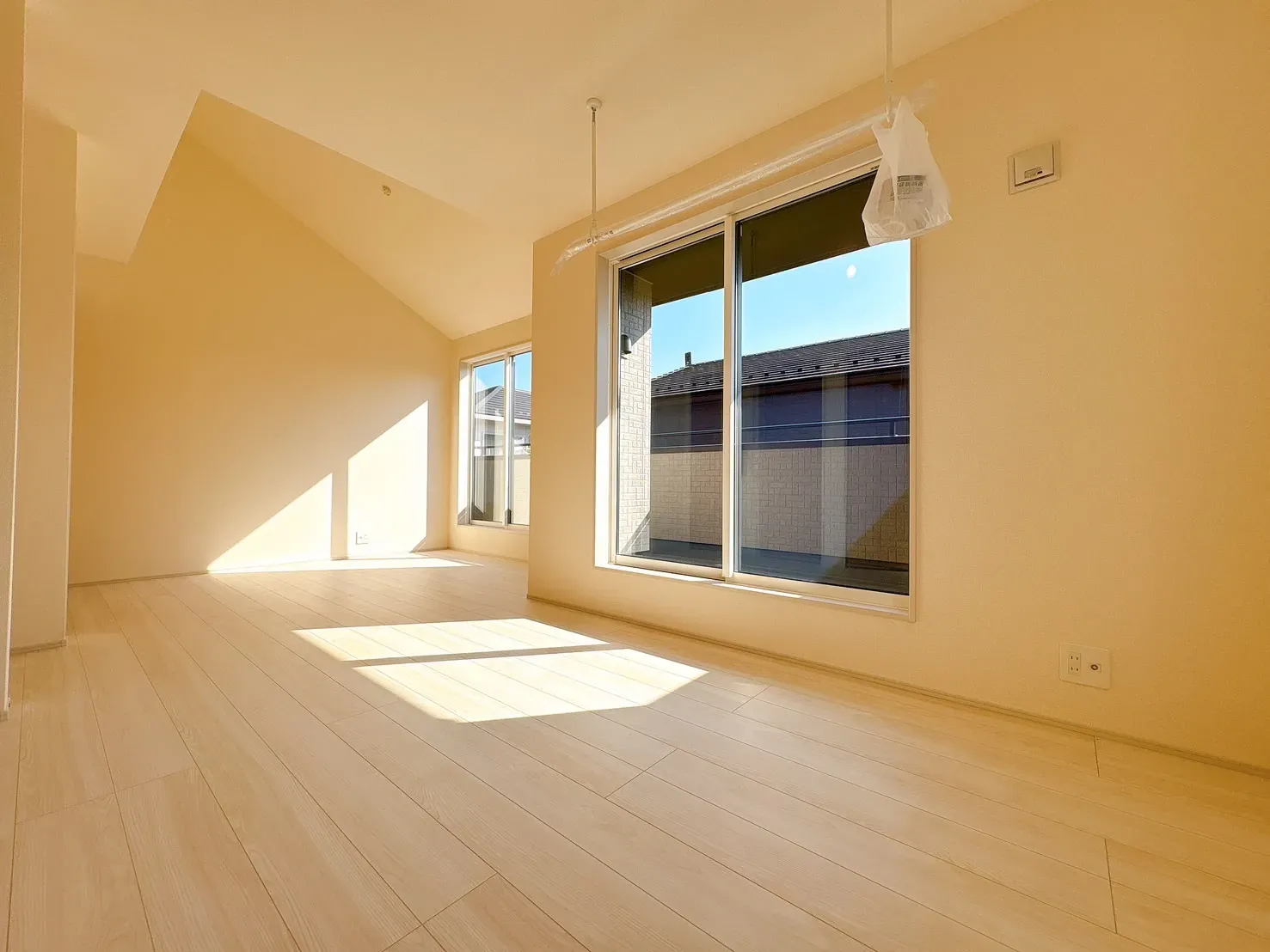 【主寝室】10帖以上の広いお部屋です♪