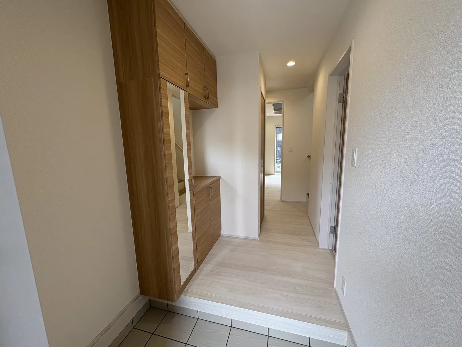 【玄関収納】大きな鏡付で、お出かけ前のチェックにも便利です♪