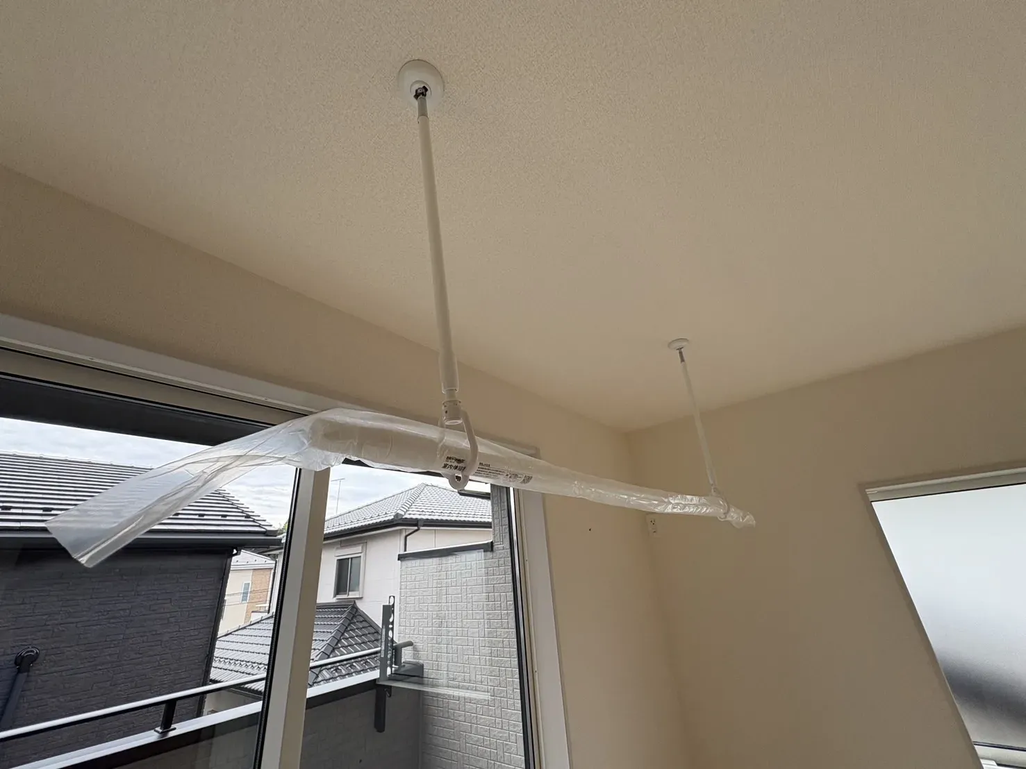 【室内物干】雨の日も安心♪お好みの高さに調節可能です♪