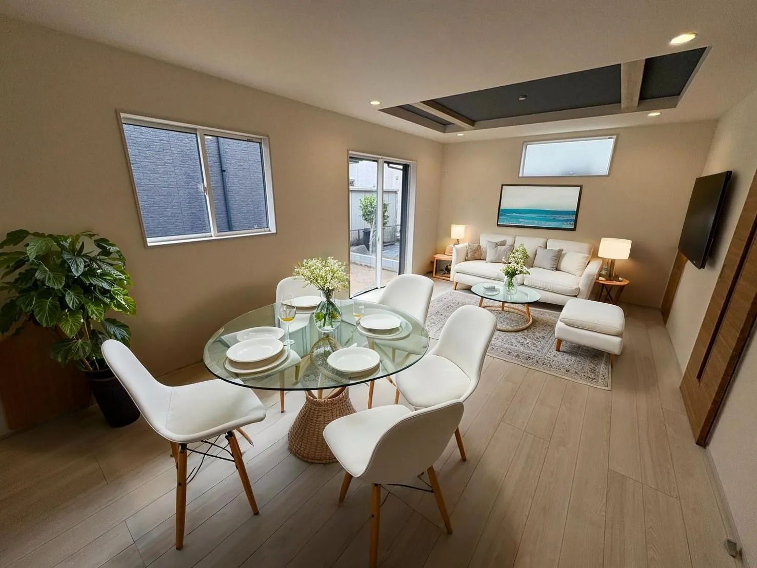 【リビング】ゆったりリビング!シャッター、折上天井と設備も充実です♪