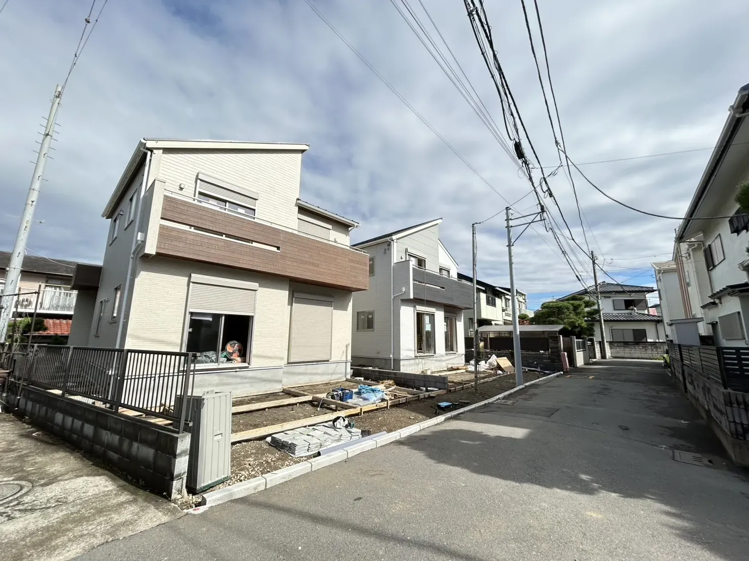 前面道路含む外観写真