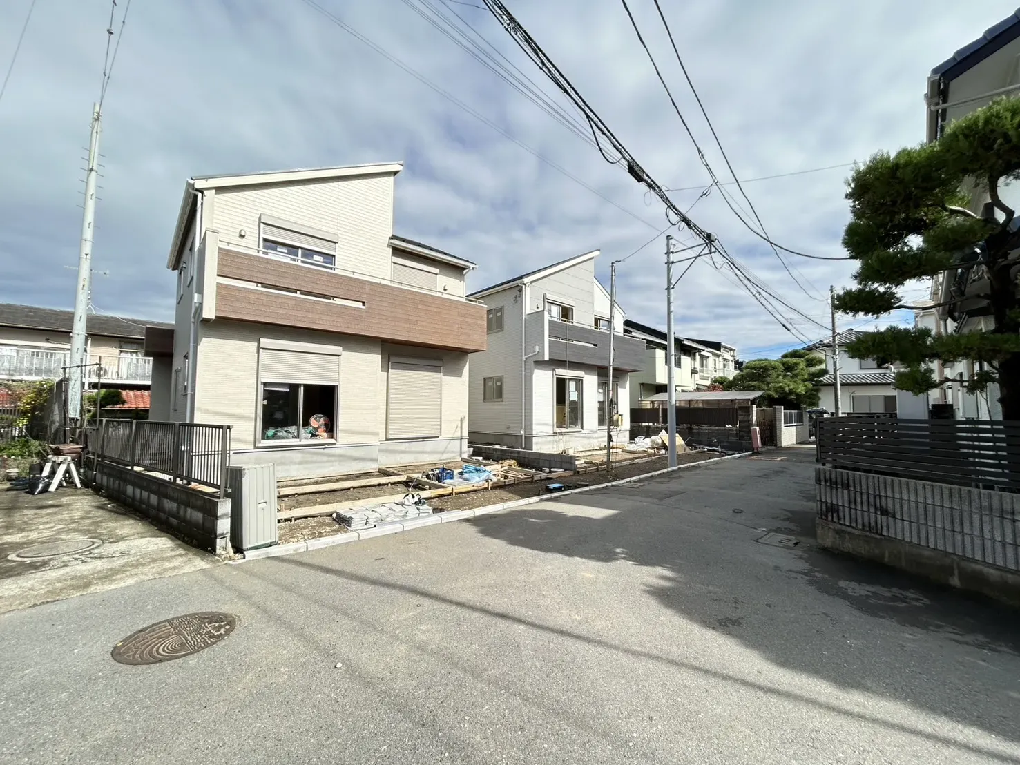 前面道路含む外観写真