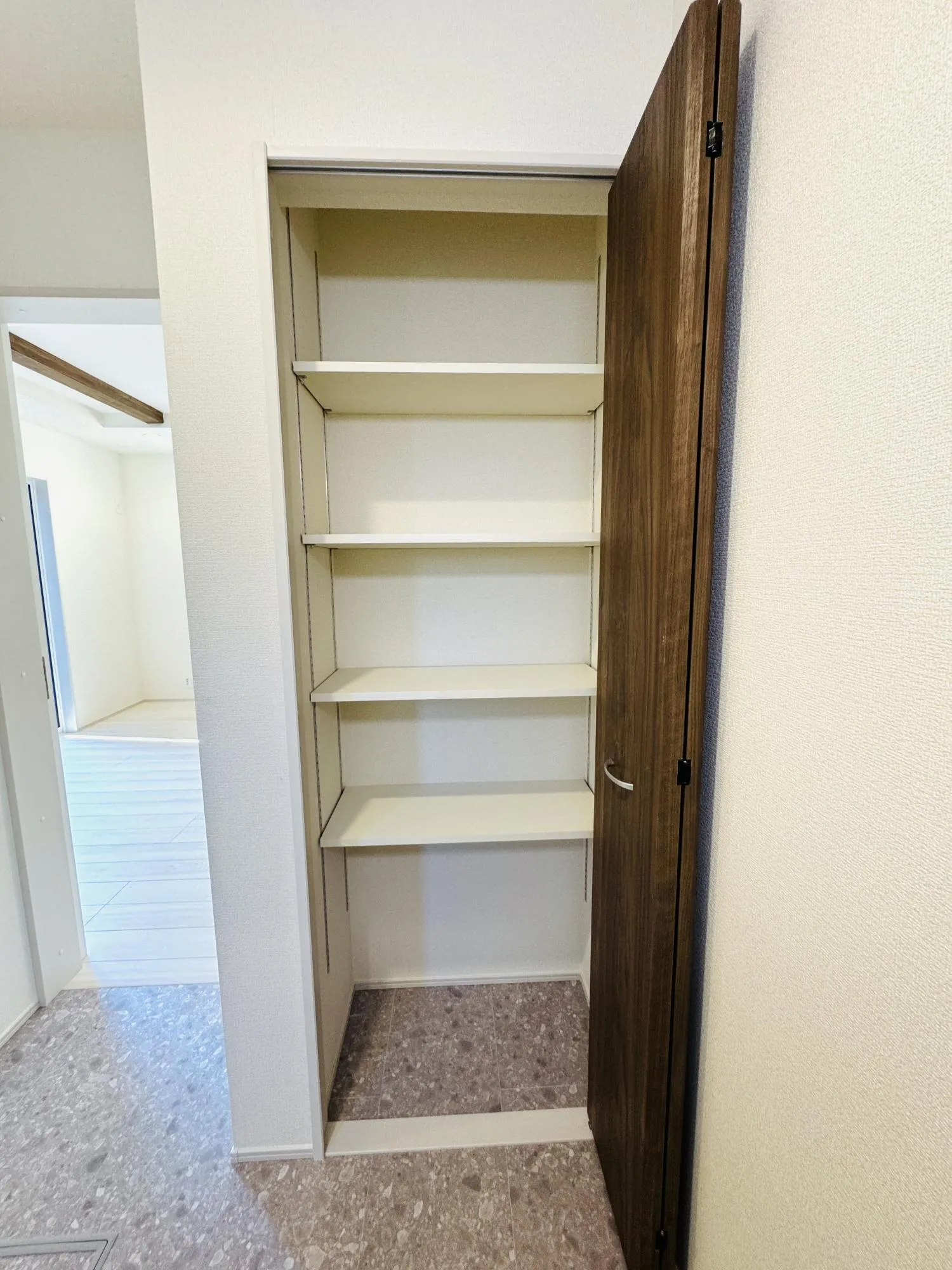 【2号棟:洗面所内収納】