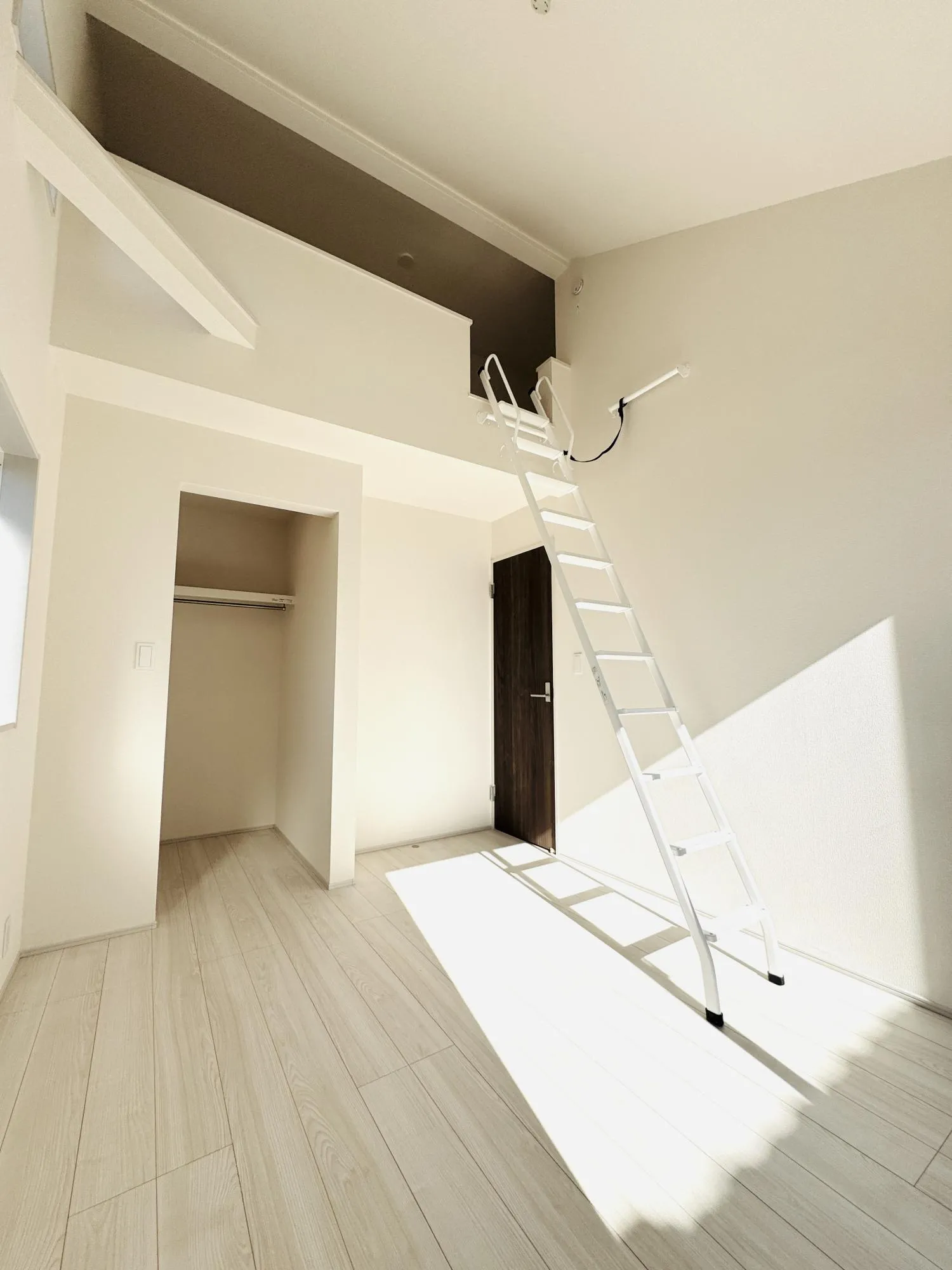 【2号棟:洋室5.25帖南側】