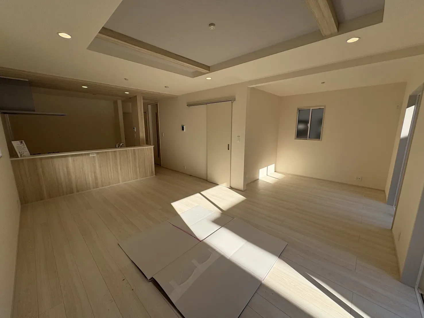 【リビング】ゆったりリビング!シャッター、折上天井と設備も充実です♪