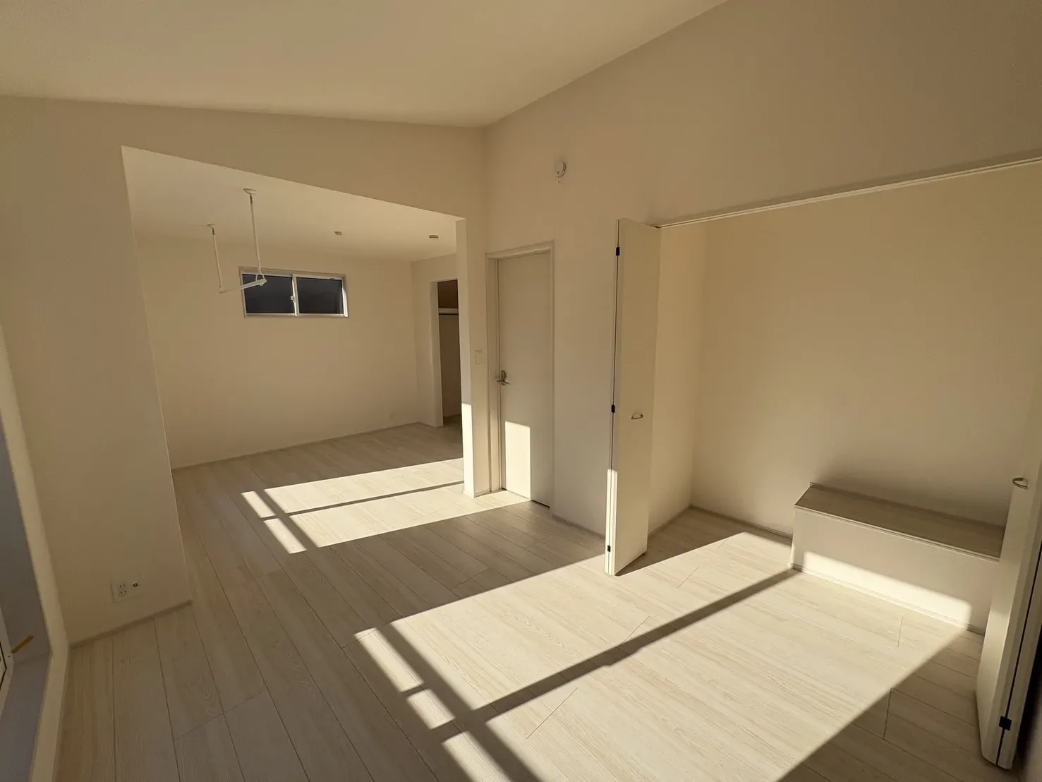 【主寝室】10帖以上の広いお部屋です♪