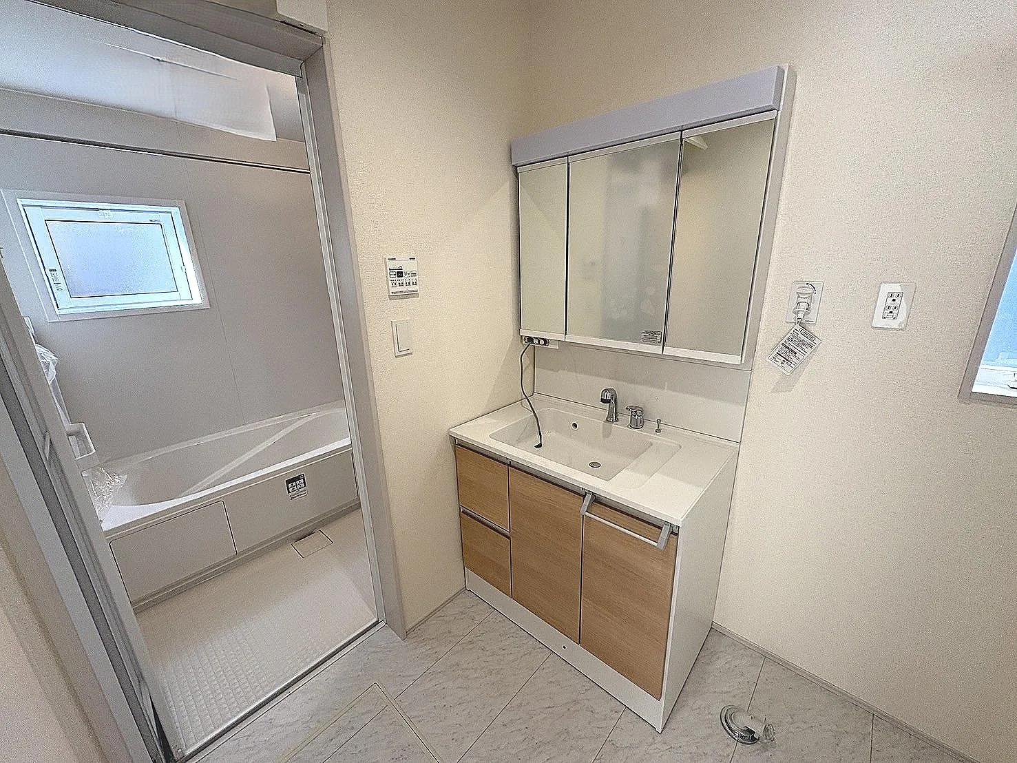 【脱衣所】大きな洗面化粧台付きです♪