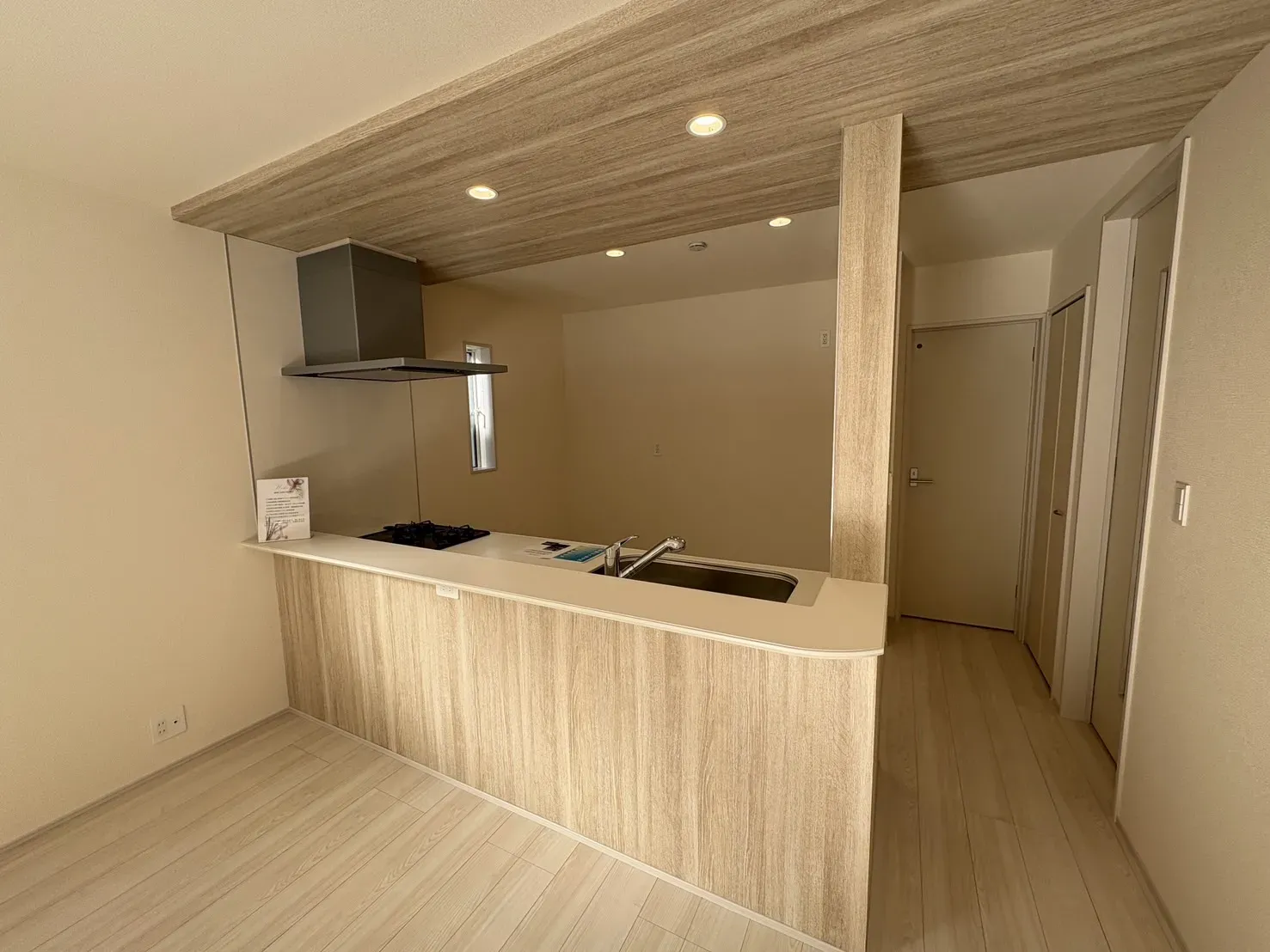 【キッチン前面】キッチンがオシャレにみえるアクセントクロス仕様