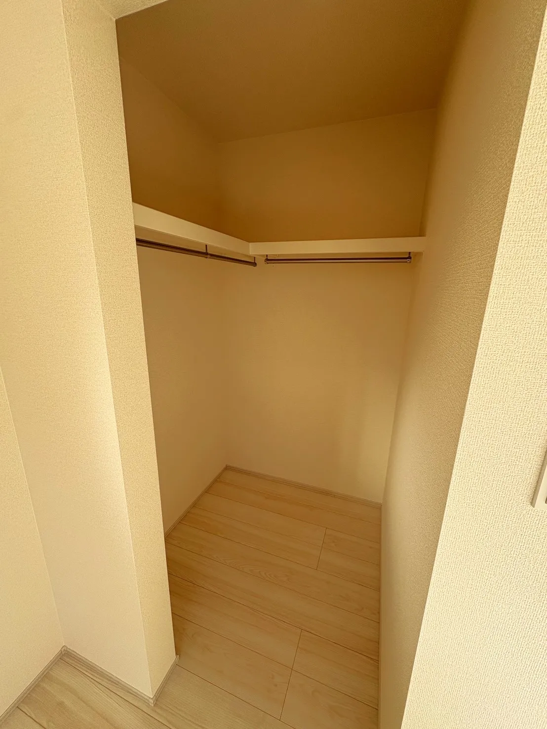 【ウォークインクローゼット】たっぷり収納できるウォークインクローゼット付き♪