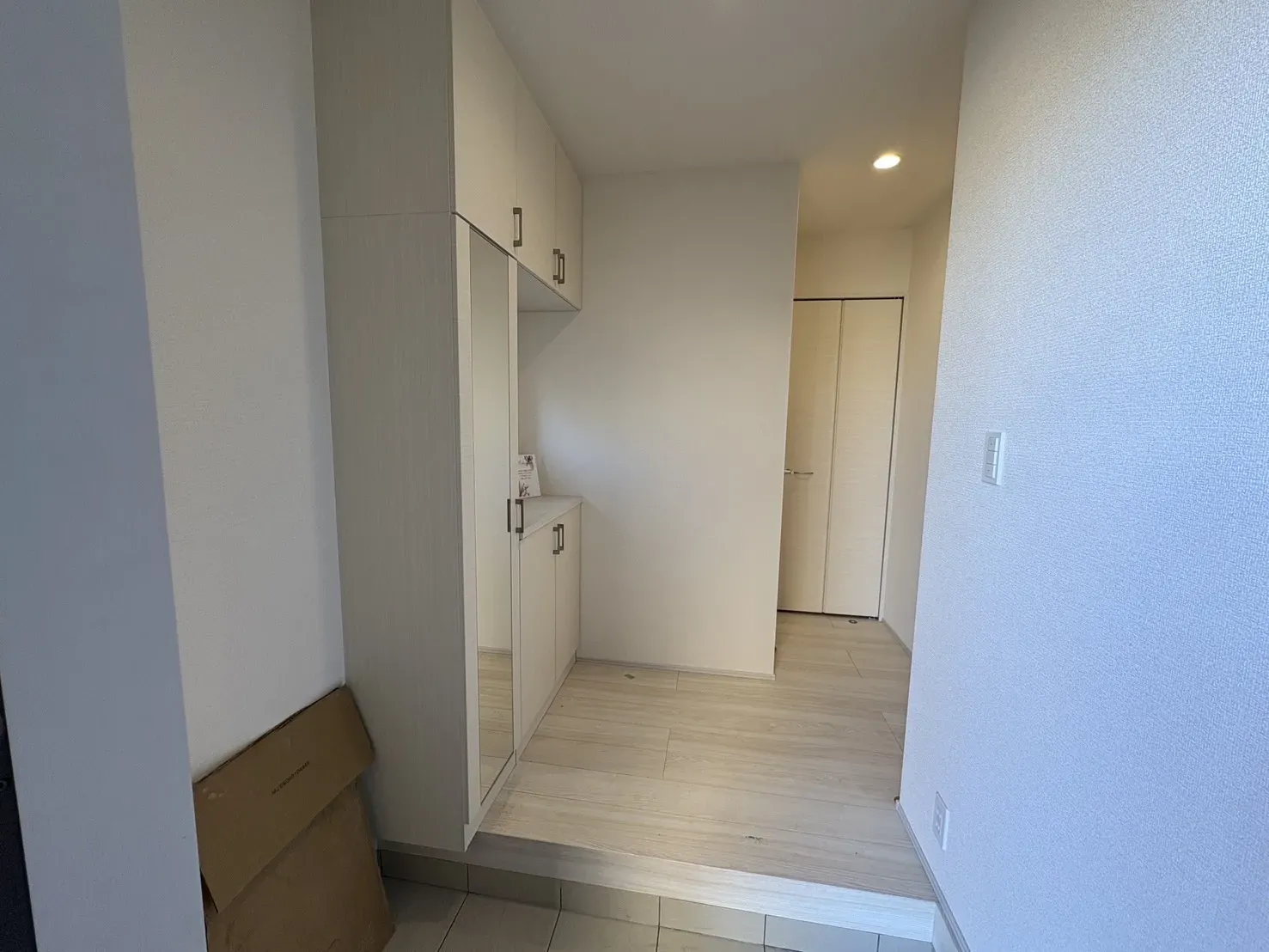 【玄関収納】大きな鏡付で、お出かけ前のチェックにも便利です♪