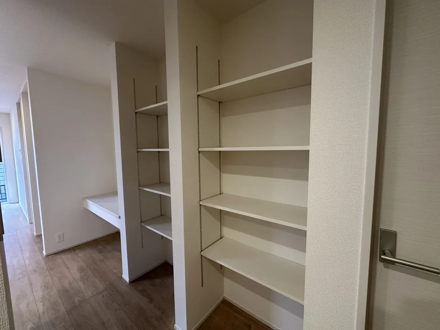 2号棟 キッチン脇の可動棚