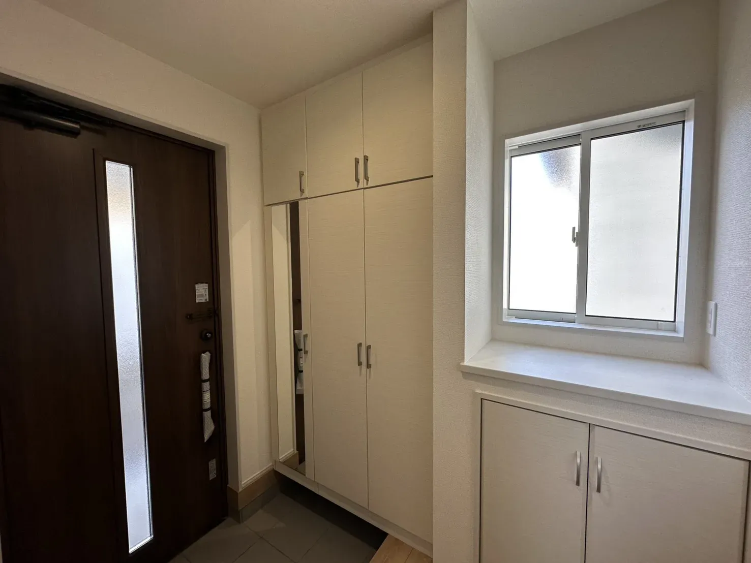 2号棟　玄関収納ミラー付き