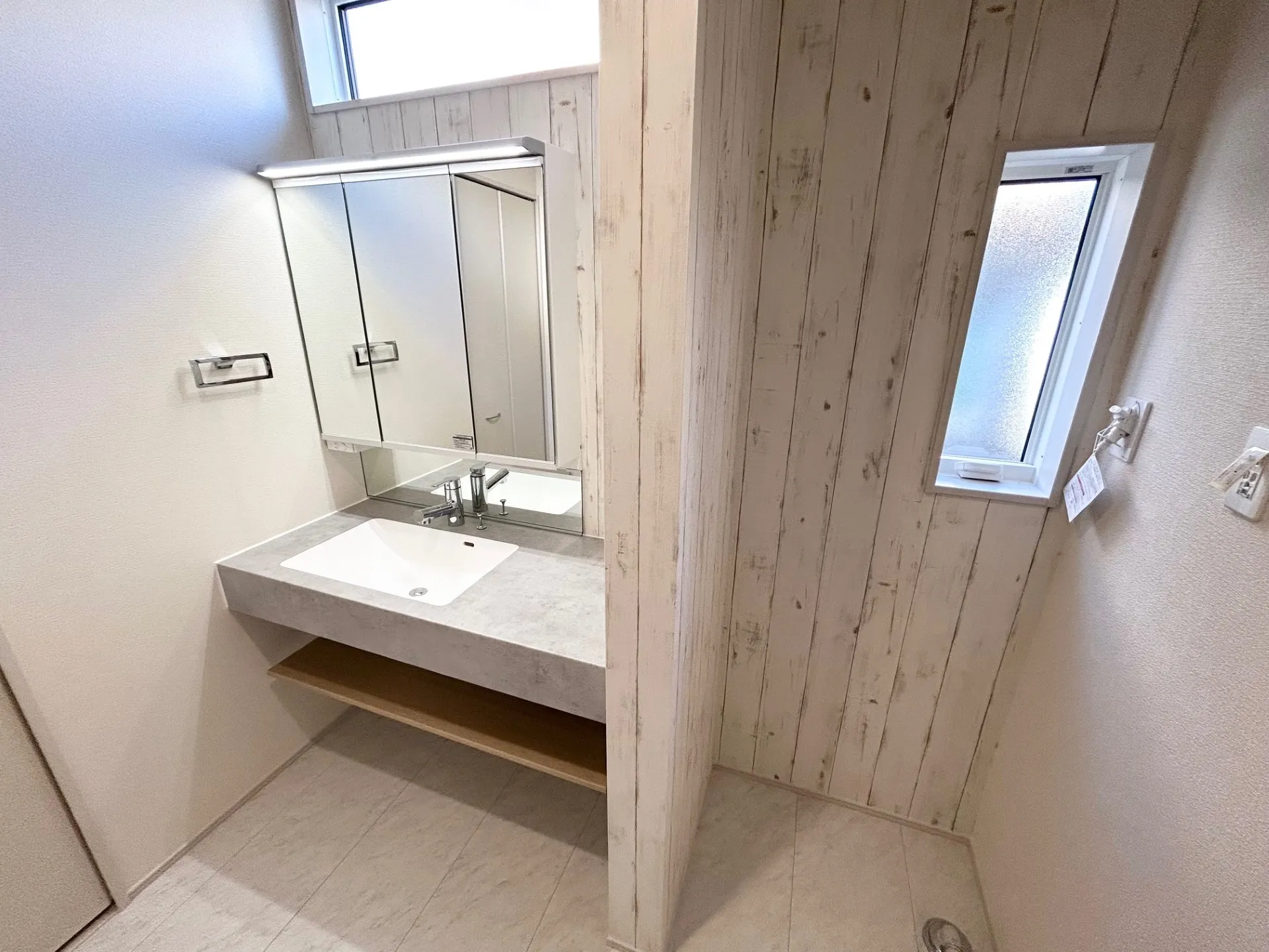 洗面化粧台の並びに洗濯機スペース