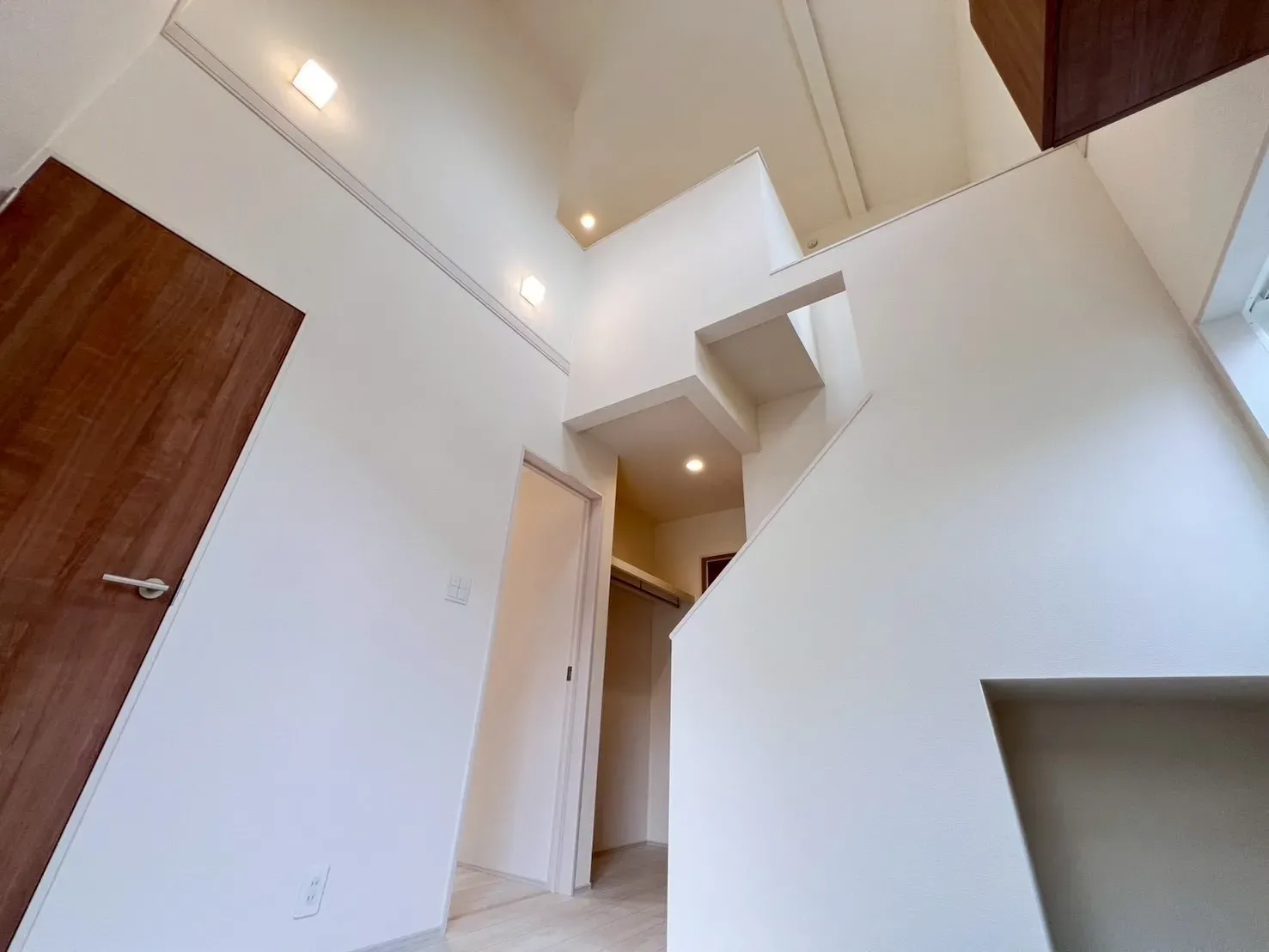 玄関吹抜は高窓から採光が溢れ、住まう人や訪れる人を心地よく迎え入れてくれます◎
●玄関扉はカードタイプの鍵で施開錠が可能です♪