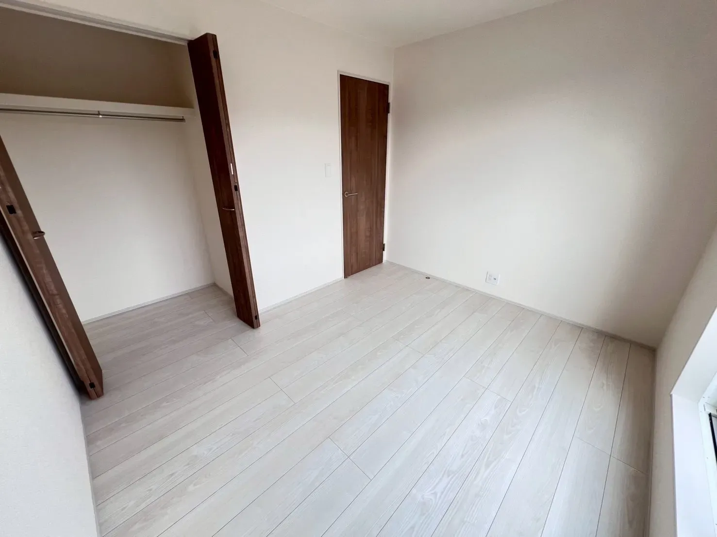 南向きなので部屋全体がぽかぽかと温かい明かりに包まれて気持ちのいい朝が迎えられます。全居室収納付きなので、スペースを広々お使いいただけます。