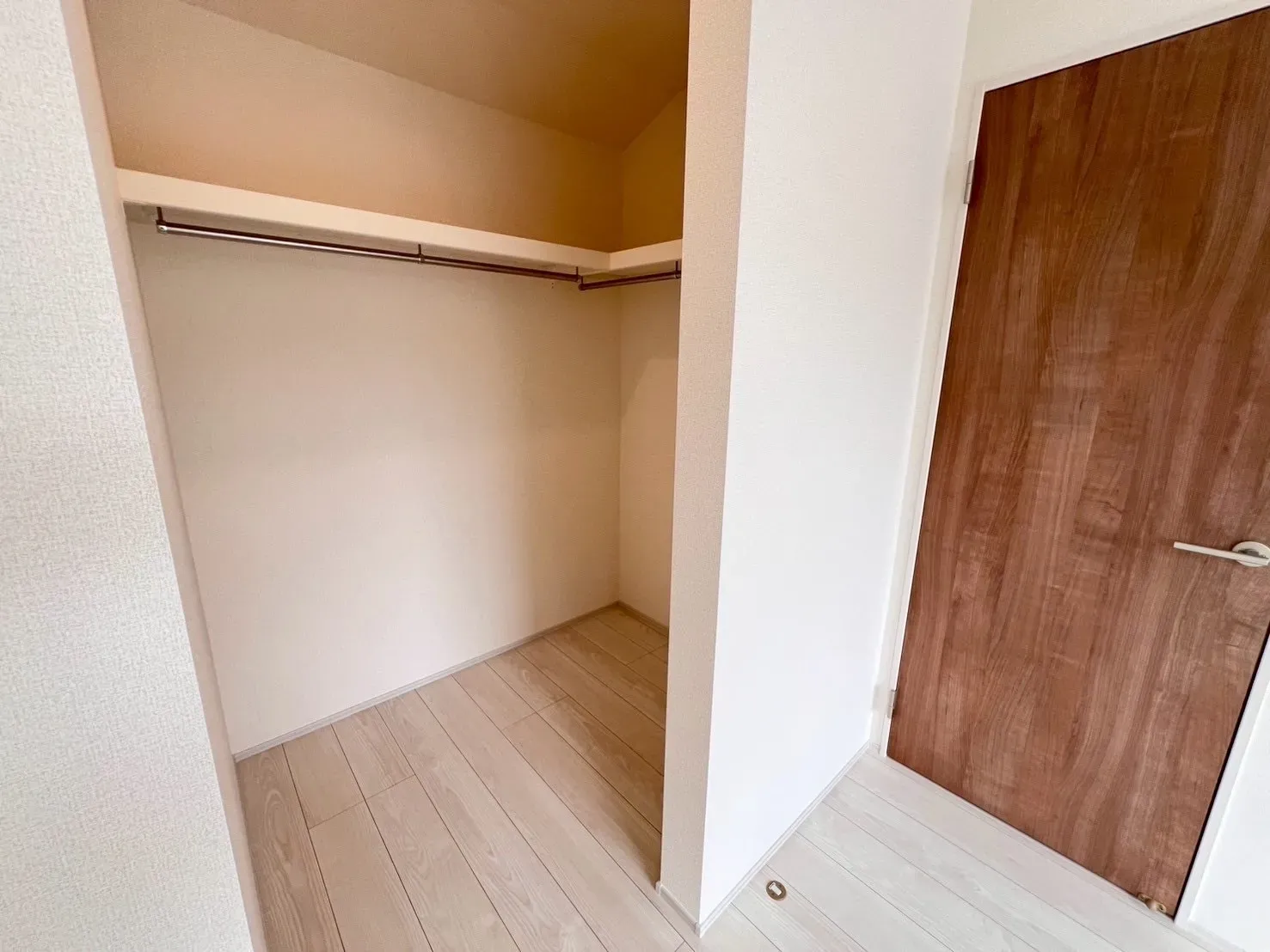 あると嬉しいウォークインクローゼット!お洋服好きの方はもちろん、キャリーケースや来客用の布団など大きいものもラクラク収納できます!