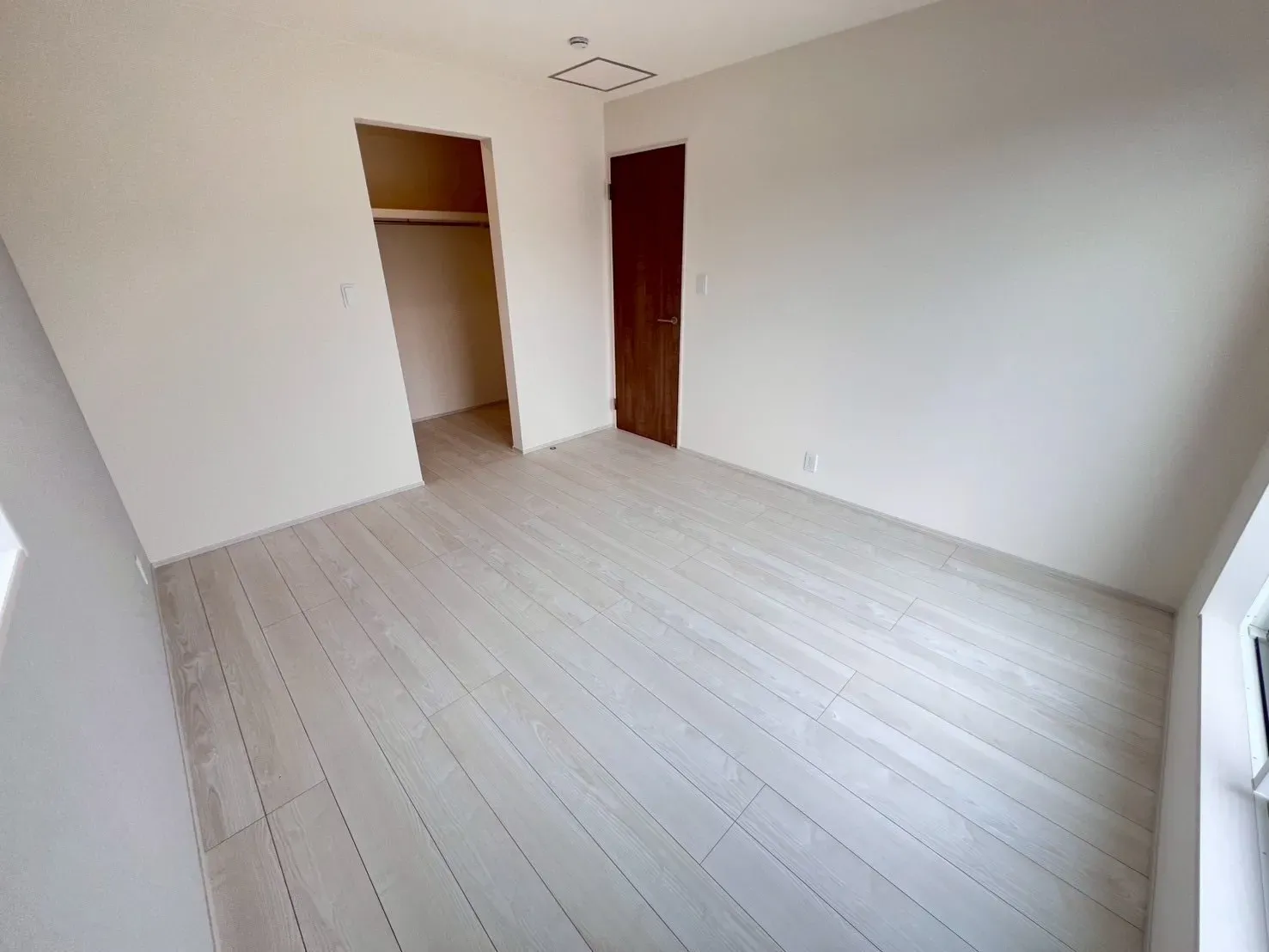 ダブルベッドなどの大きな家具を配置してもゆとりある広さのため、主寝室にオススメ