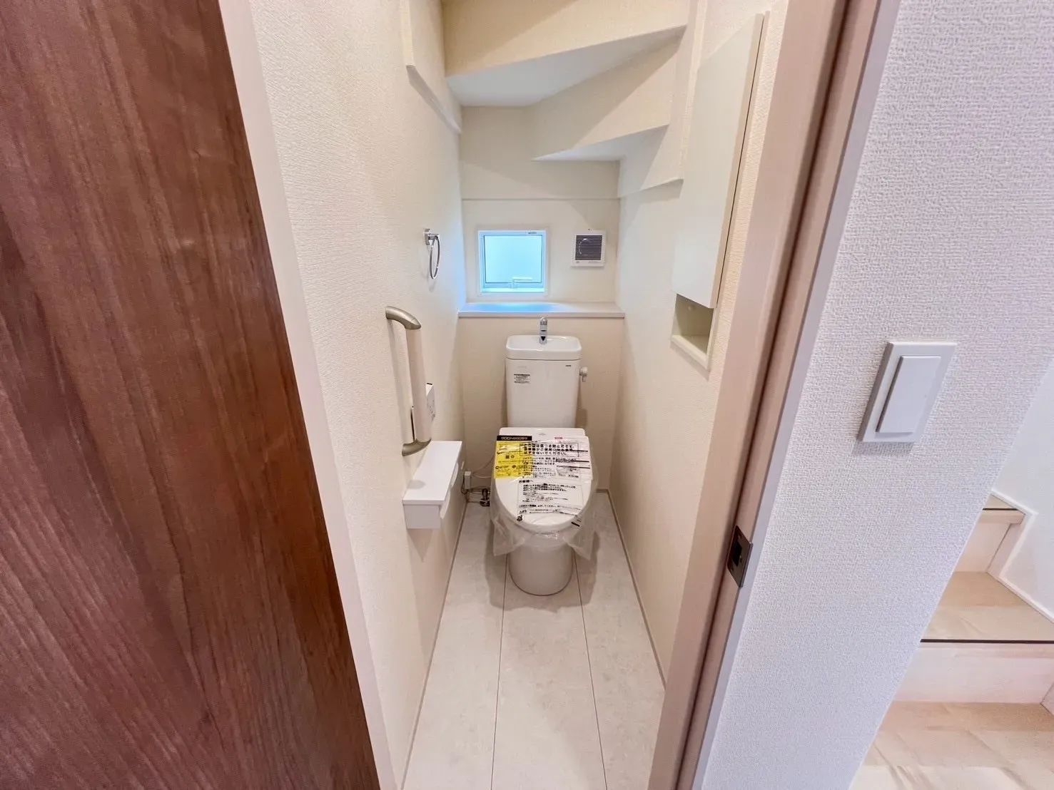 お手入れ簡単なトルネード洗浄便器。もちろんウォシュレット完備です!