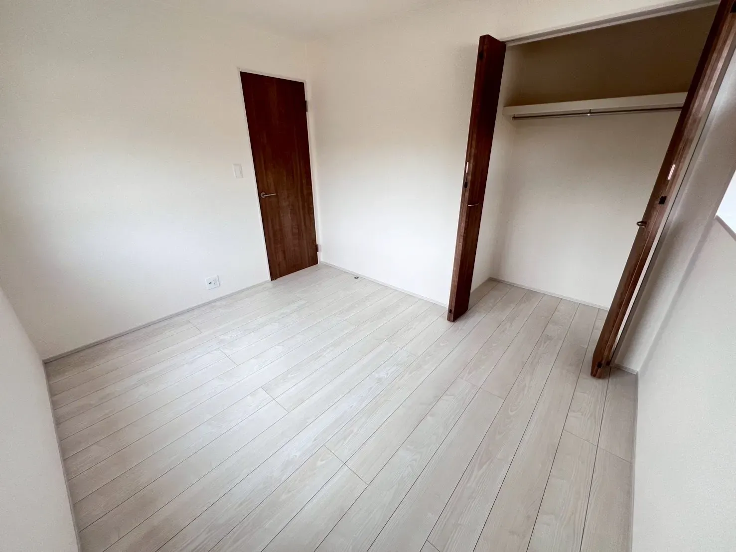 1日を通して自然光を感じられ居室。子ども部屋や書斎、趣味の部屋など、多用途にご活用いただけます。