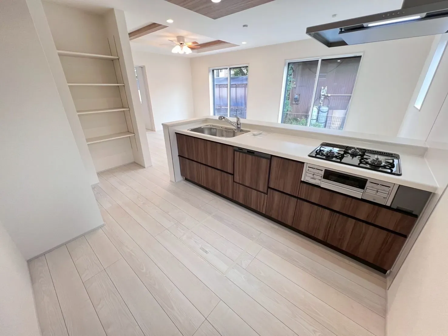 家事負担を軽減する食器洗乾燥機付きのキッチンです。カウンター下部の収納は、スライドオープンタイプのため、奥のものまで簡単に取り出すことができます。便利な床下収納も設けています。