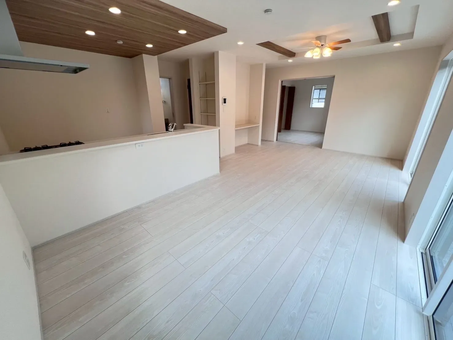 ナチュラルな木目のフローリングとシンプルなアクセントクロスを施したLDKです。家具やグリーンを配置して、お好みのリラックス空間に。