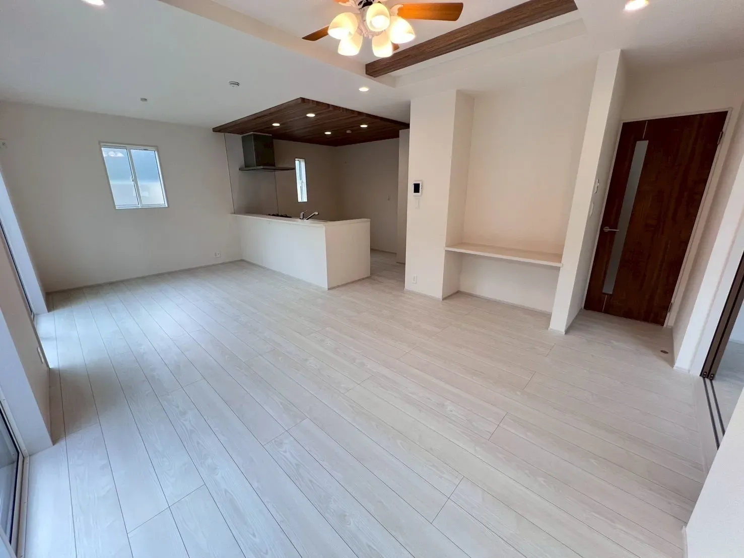 家族が集うリビングは南向きで明るく、折上天井で開放感があります。インテリアを考えるのが楽しくなる、広々とした空間になっています。