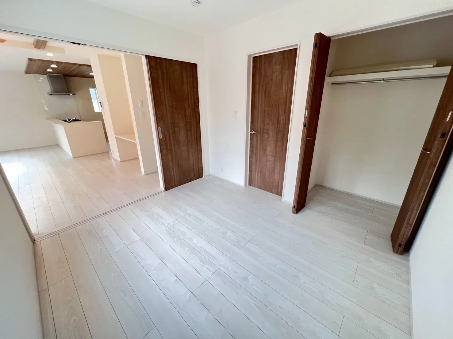 人気のLDK+洋室続き間で広々リビングを演出