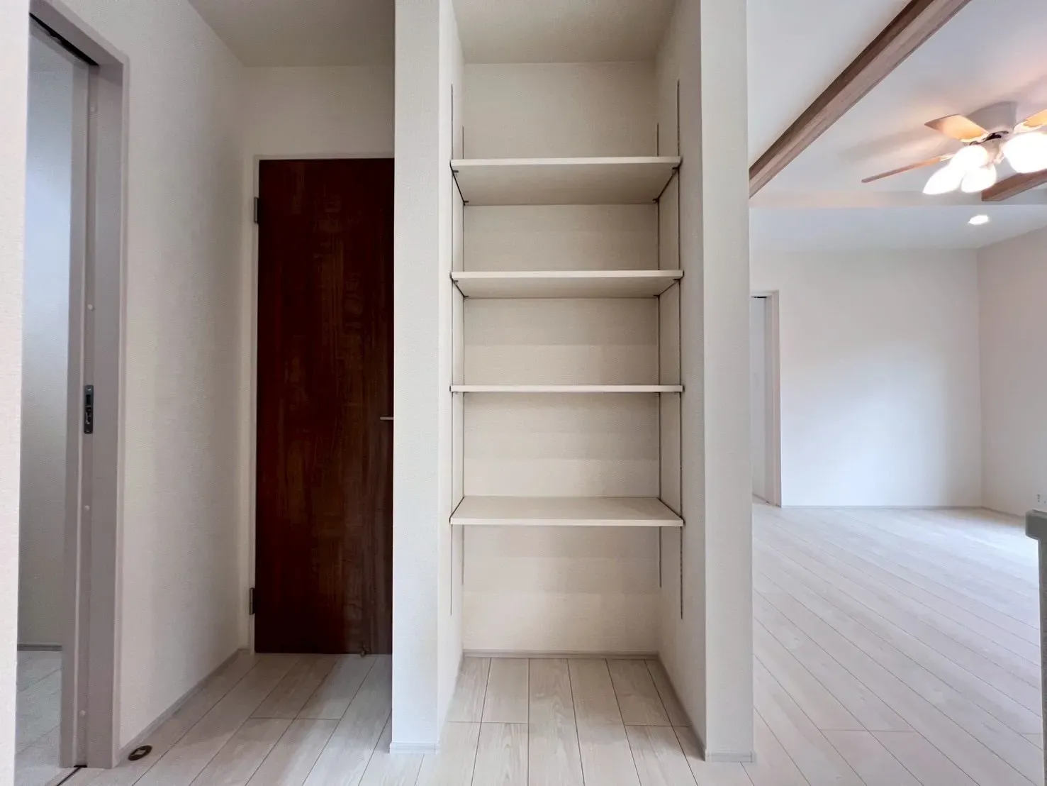 キッチン横に設置した可動棚です。日用品や食料品を保管したり、お気に入りの食器をディスプレイするなど、様々な用途で使用できます。