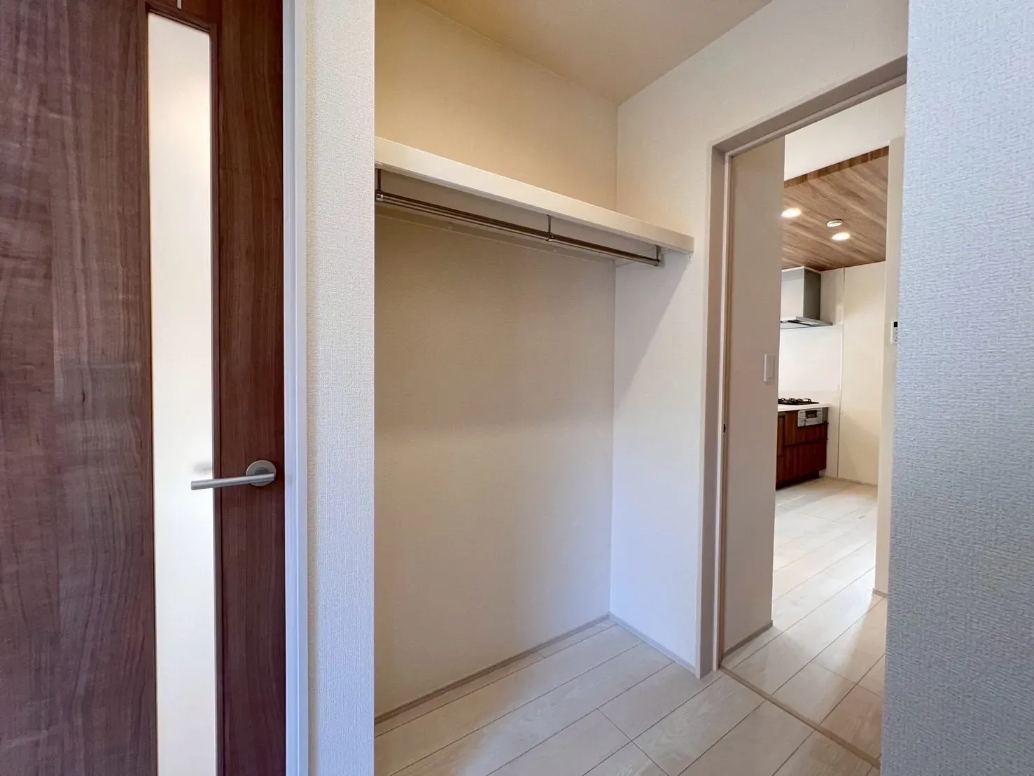 廊下にはハンガーパイプを設置◎コートやレインコートを置くのに大変便利です!