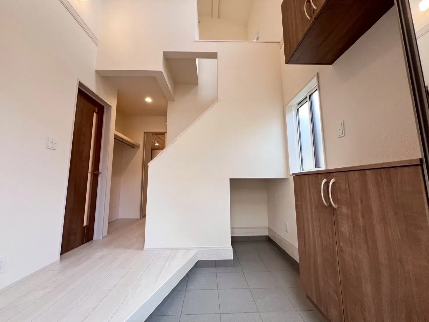 開放感ある玄関は、靴の脱ぎ履きも余裕をもって行えるゆったりとしたスペースを確保しています。シューズボックスは、フロートタイプのため、玄関土間部分のお手入れもしやすいです。