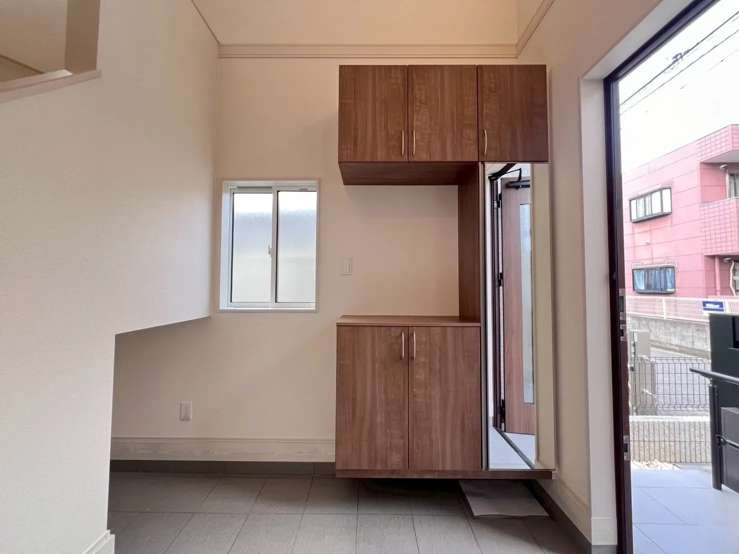 収納力のあるシューズボックス&手洗器を備えた玄関です。小窓から自然光が差し込み、明るく穏やかな印象に。カウンター上部にはお花や写真を飾るなど、お好みに応じて利用可能です。