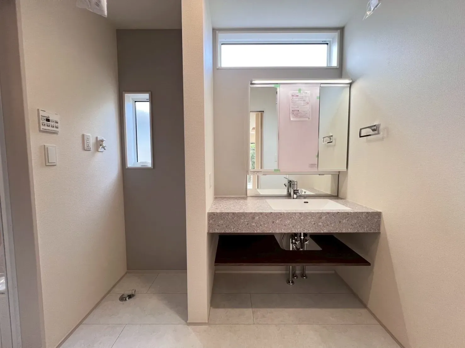 ご家族並んで朝の準備もスムーズにできるワイドなつくりの洗面台になっています。収納もたっぷりあるので、細々としたものもしまえます。