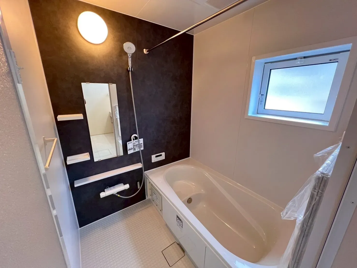 浴室乾燥機は湿気を排しカビ防止に大活躍。梅雨の時期は洗濯物も乾かせます。 ゆとりのある浴室は疲れた身体を癒します。空気が籠らない様に小窓も設置しております。