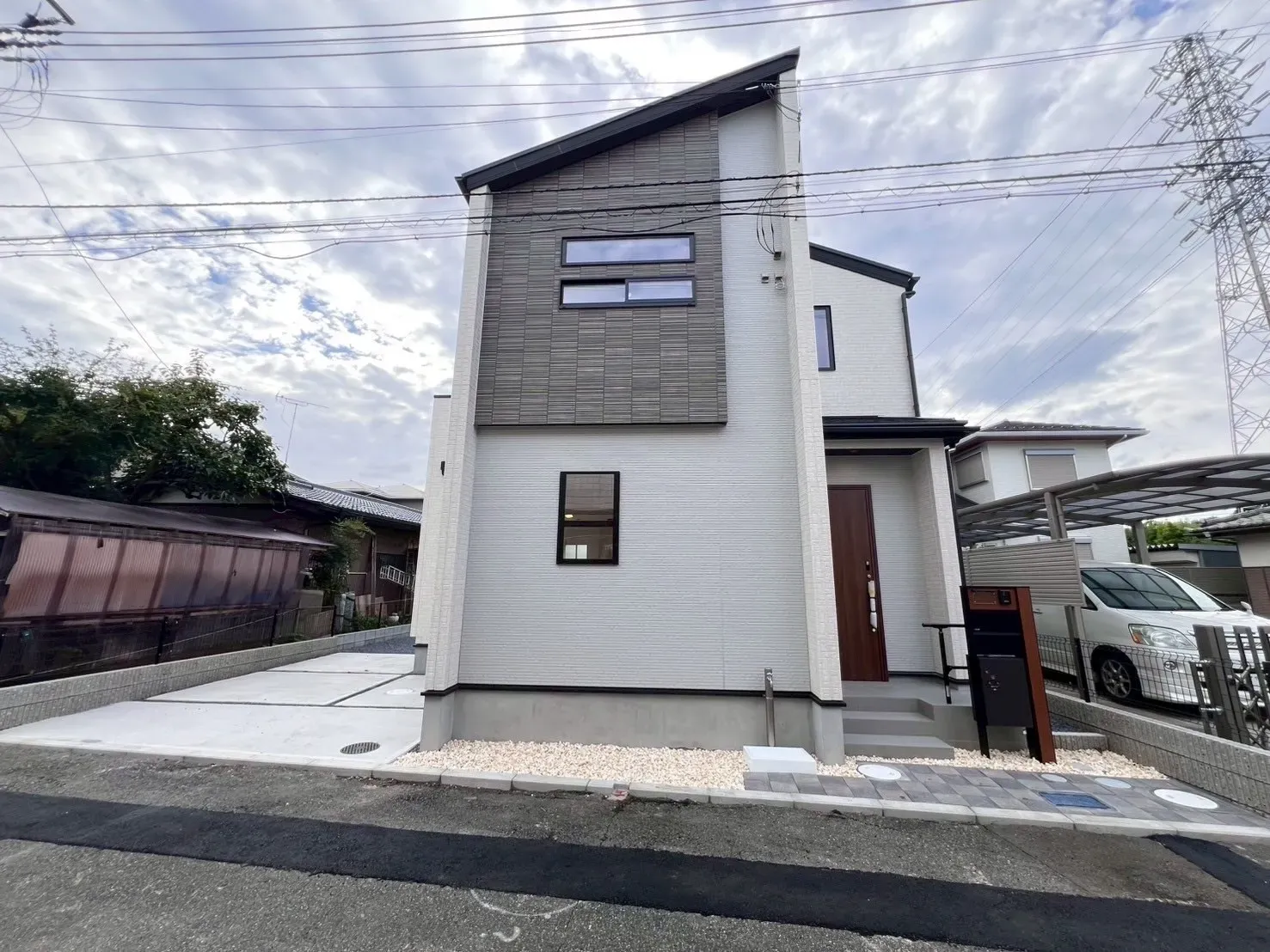 低層の一戸建てを中心とした街並みが続いています♪周辺は高い建物が建っていないので、採光や開放性に恵まれ、空が広く緑の多い閑静な趣を感じる環境です。