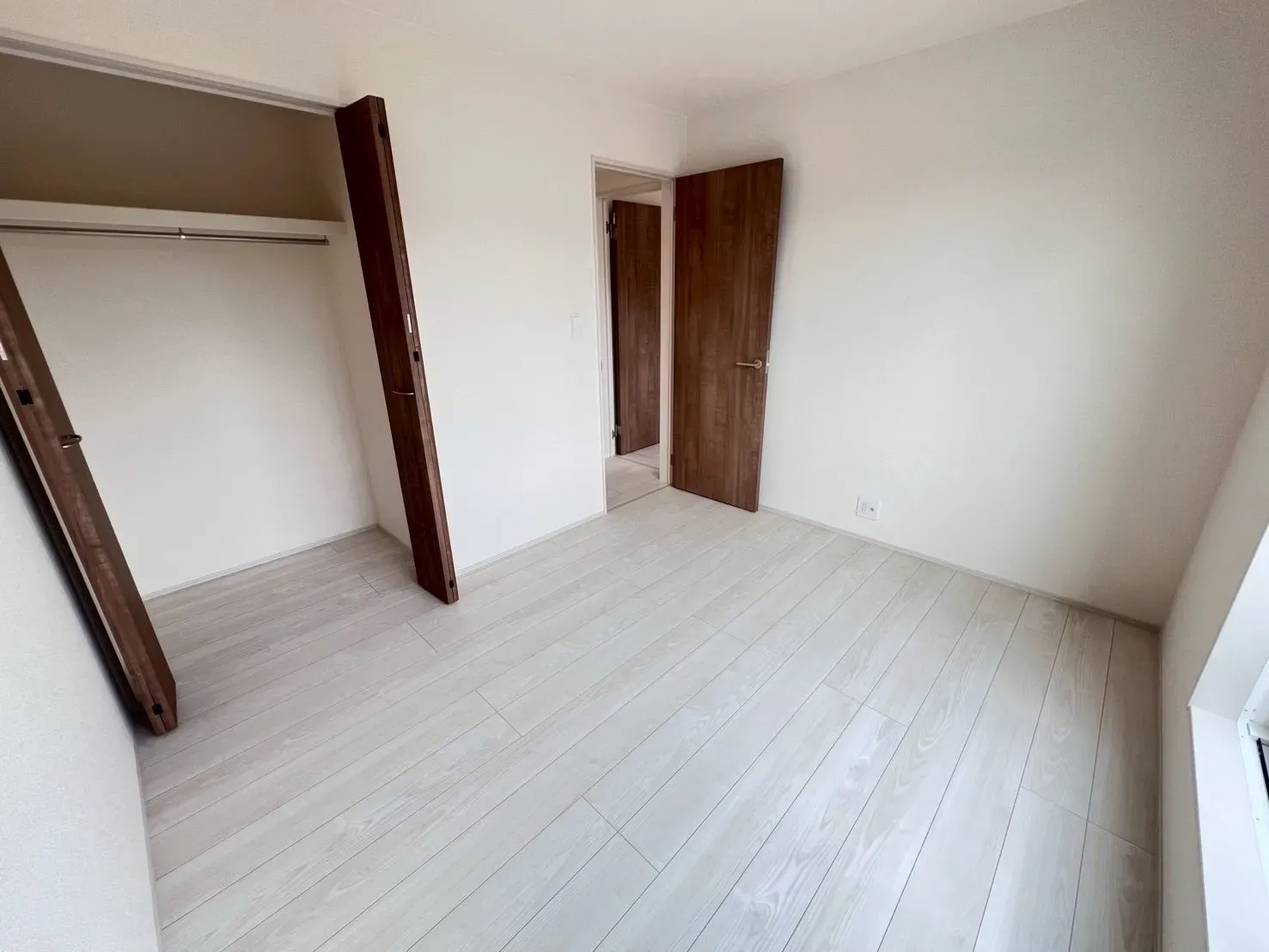 ダブルベッドや机を配置してもゆとりある広さのため、主寝室としてもオススメ◎