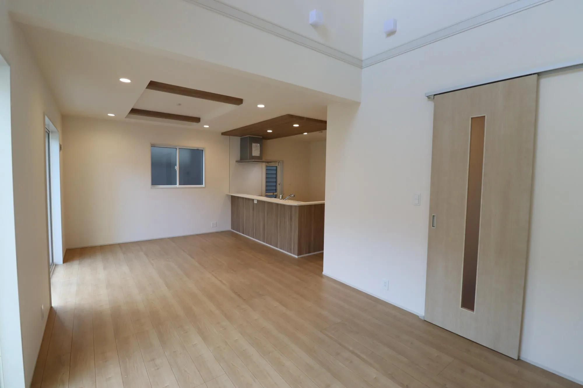 2号棟 リビングダイニング
19.125帖の広々くつろぎ空間♪
大きめ家具もきちんと収まるのでお部屋づくりが楽しくなりますね♪