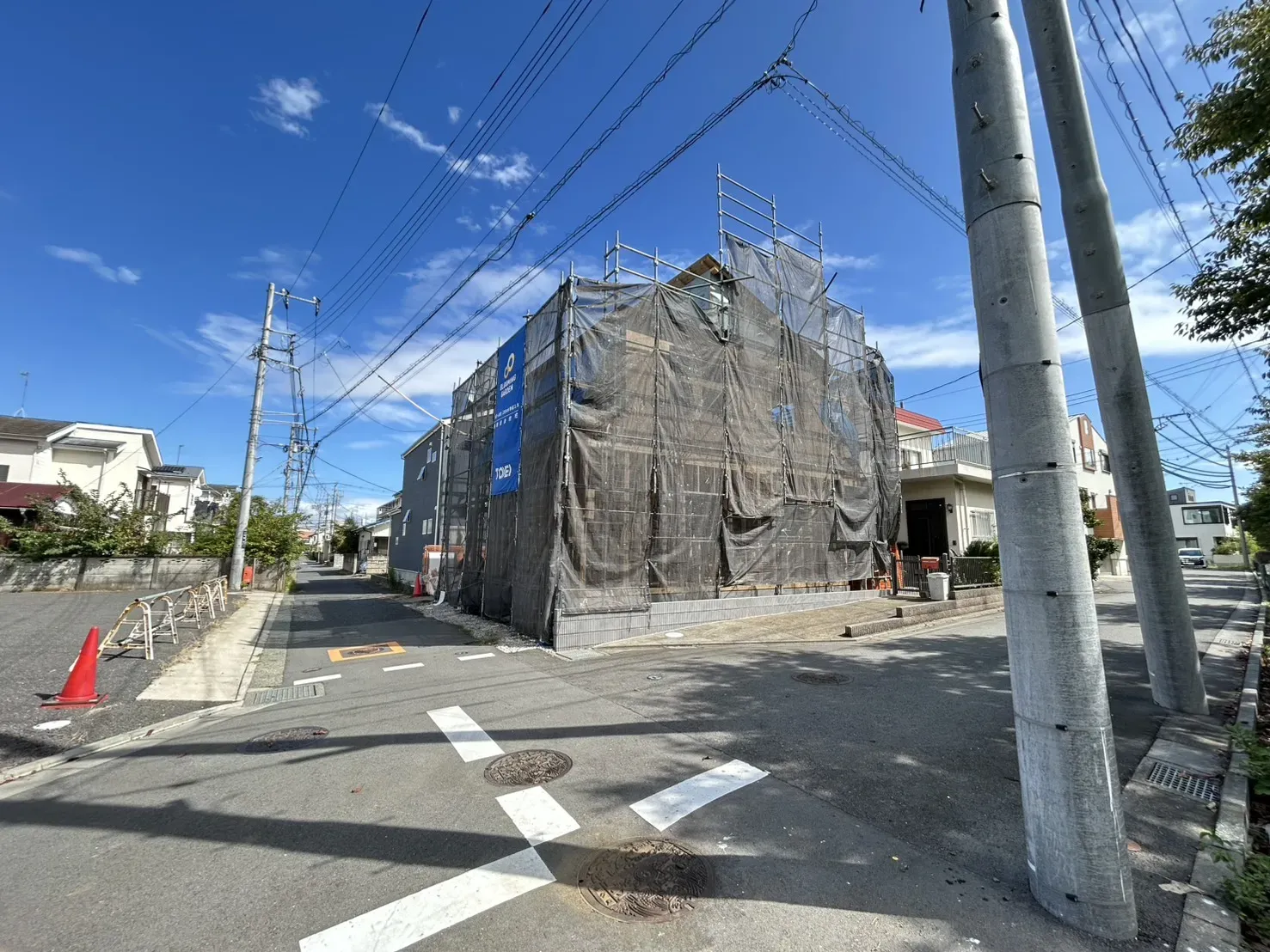 前面道路含む外観写真