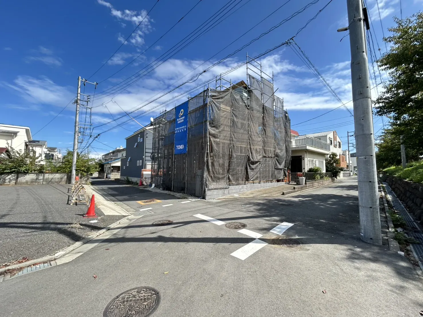 前面道路含む外観写真