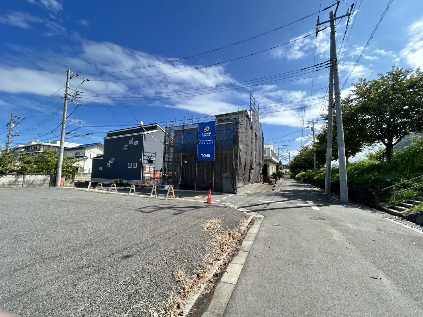前面道路含む外観写真