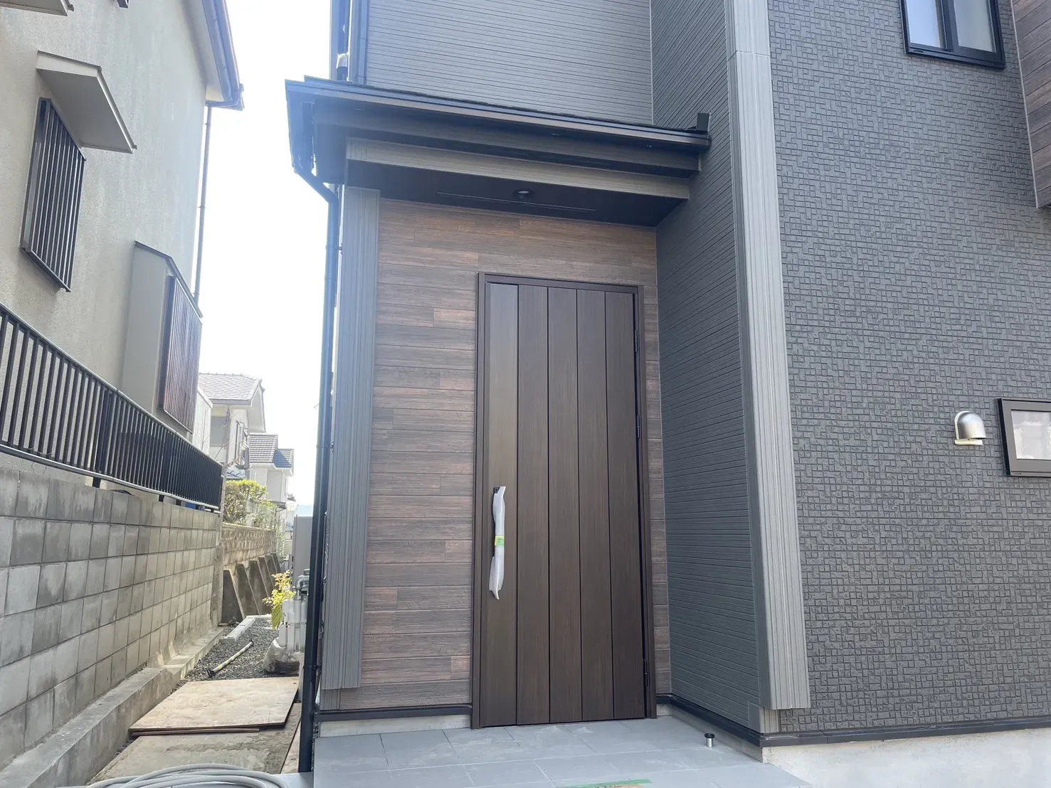 【②号棟玄関】