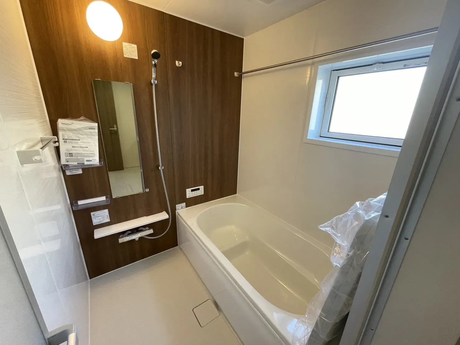 【②号棟浴室】
浴室暖房付きで、寒い冬でも安心!