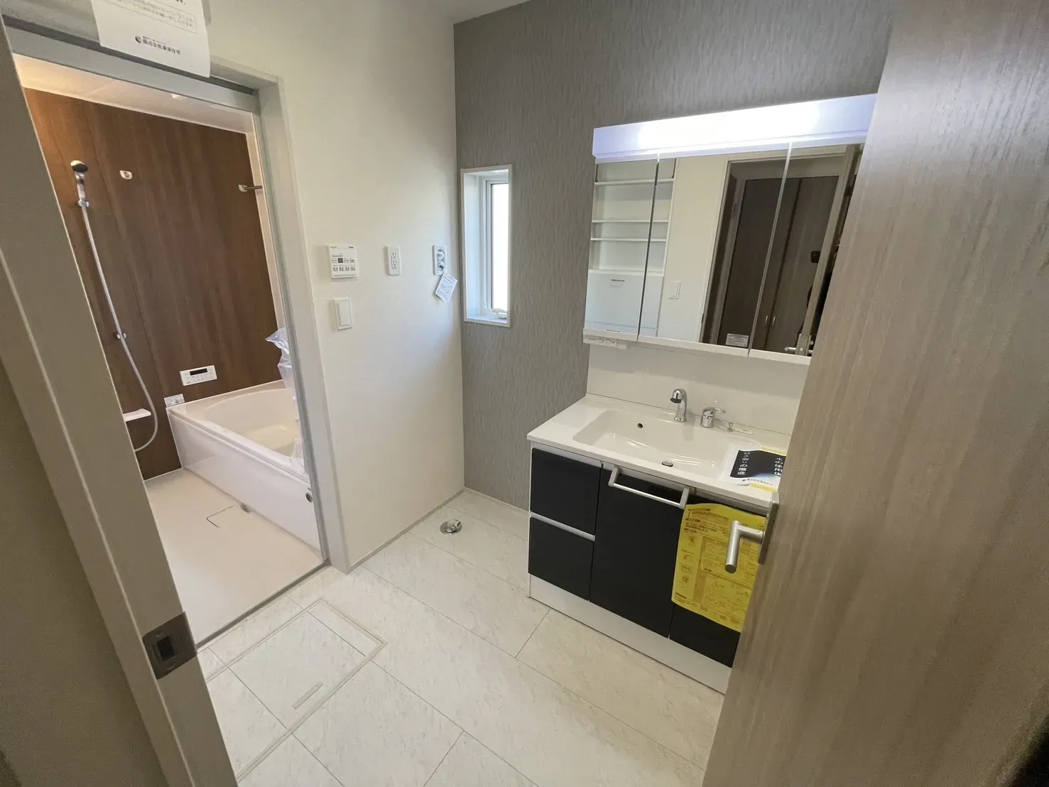 【②号棟洗面所】
鏡の裏が収納スペースになっており、利便性に優れた洗面台!