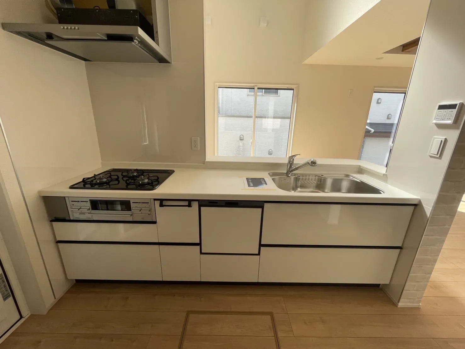 【②号棟キッチン】
料理中もリビングの様子が見渡せ、家族との会話も楽しむ事が出来ます!