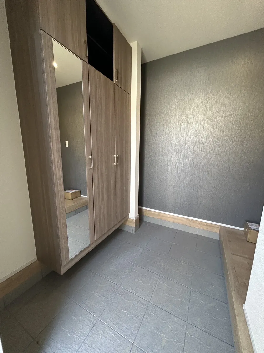 【②号棟玄関】
大容量の姿見鏡付シューズボックスが設置済みです!