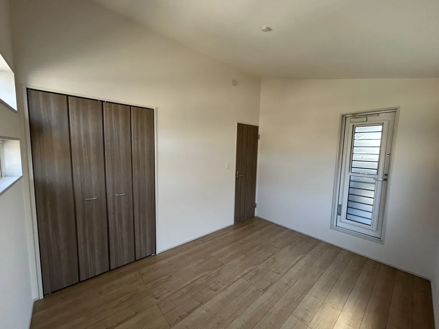 【②号棟6.0帖洋室】
空間の広がりが感じられる勾配天井!