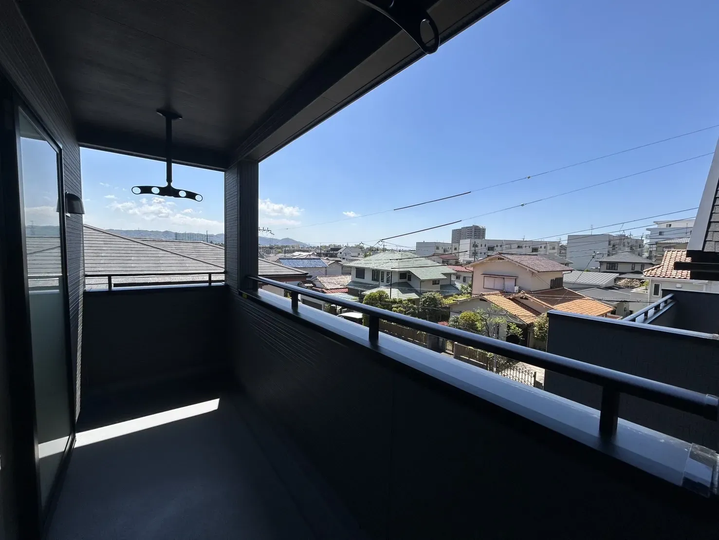 【②号棟バルコニー】
眺望が良く、雨の日でも安心なインナーバルコニーです!