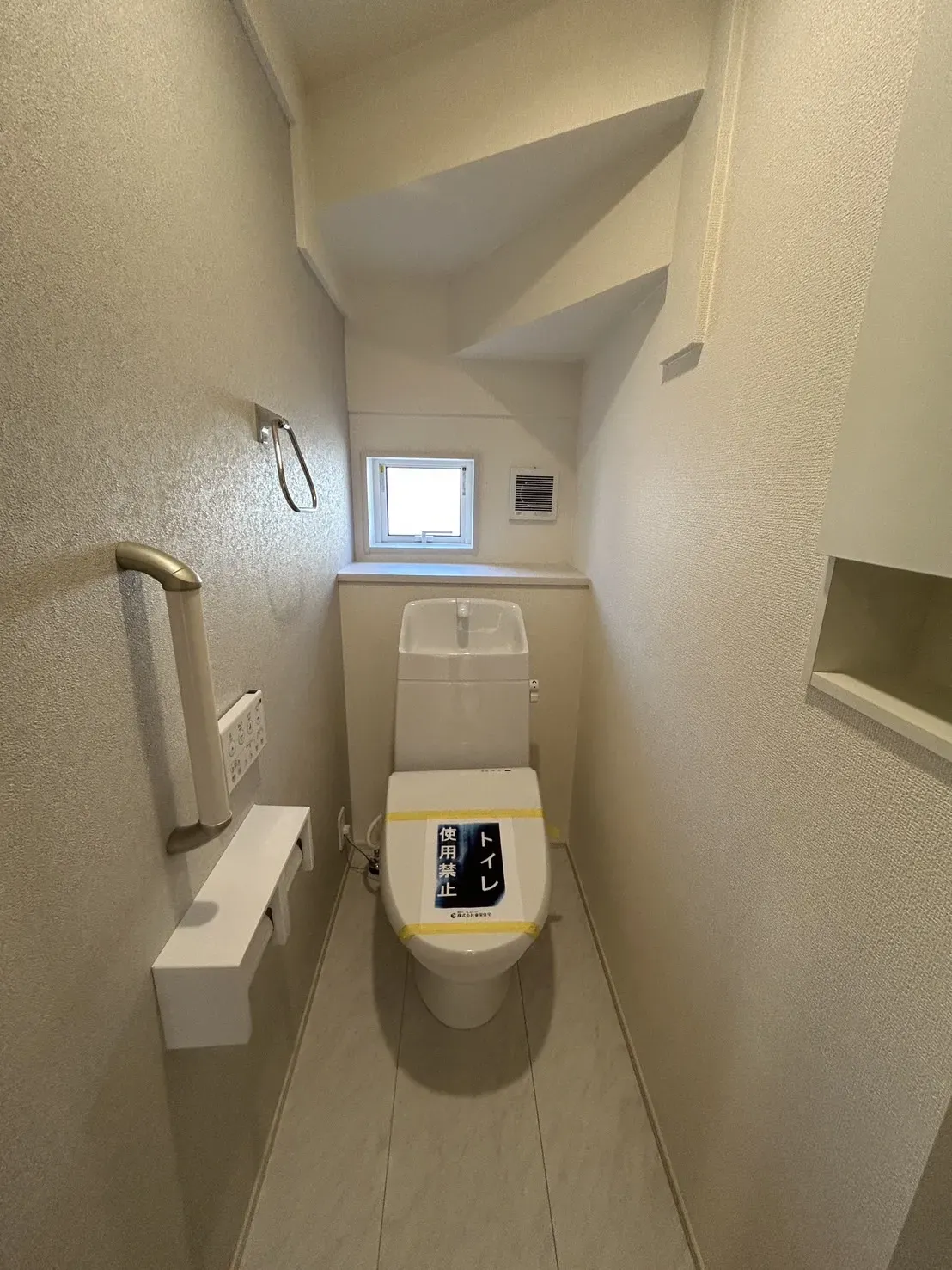 【②号棟1階トイレ】
手すり・壁付け収納があり機能性高です!