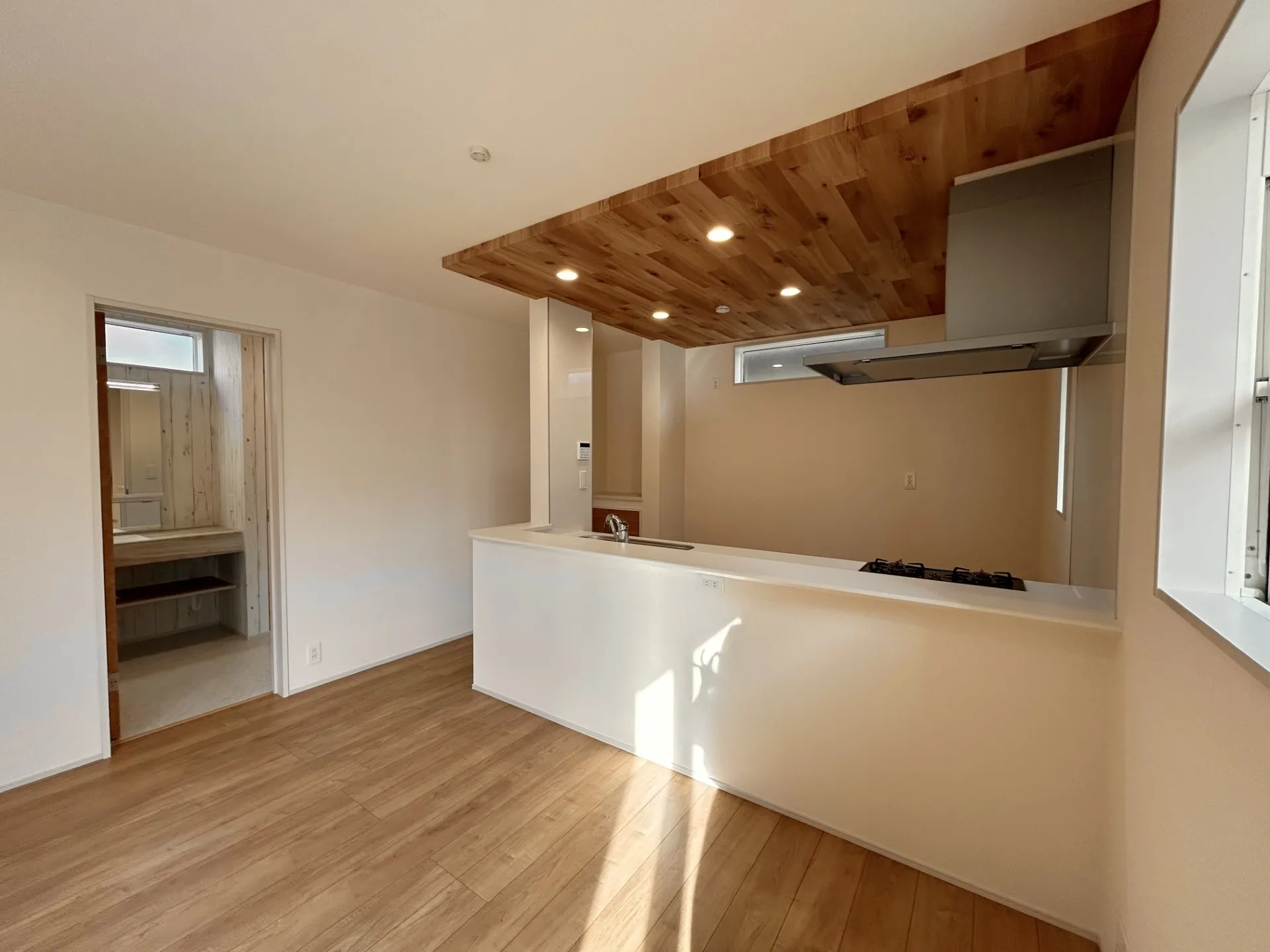 【キッチン】リビングからすぐ洗面室へ行ける間取りは、遊びや食事の前後もすぐに手洗いでき、清潔な暮らしが保てます。