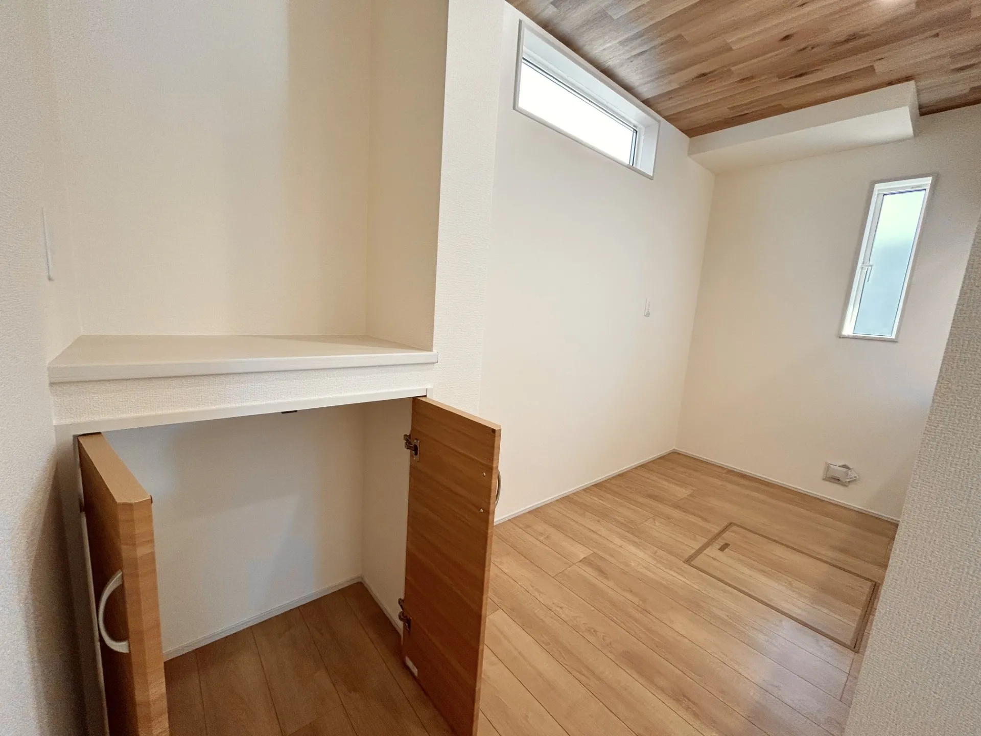 【キッチン】家電なども置ける便利なカウンターと収納スペース。キッチンの足元には床下収納もありストック食品や非常用品の保管にも最適です。