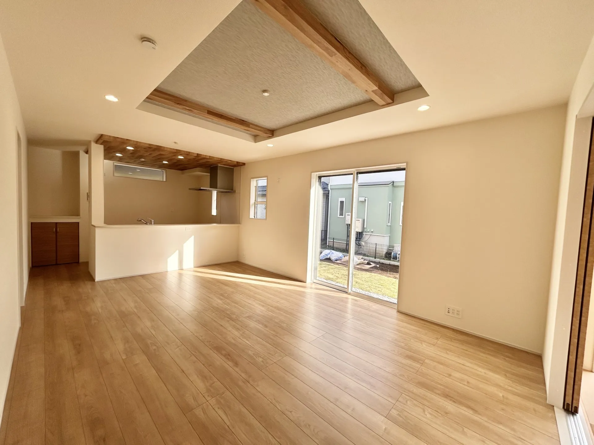 【リビング】LDKはゆとりの17.0帖で防犯対策のシャッターも標準装備です。